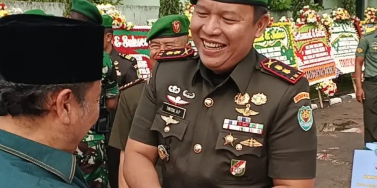 Kodim 0624/Kabupaten Bandung menggelar serah terima jabatan Komandan Kodim dari Letkol Inf. Tinton Amin Putra kepada Letkol Kav. Samto Betah, pada Selasa (9/9), di Markas Kodim 0624, Cipatik, Soreang. Foto: LINES