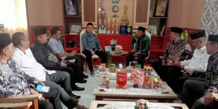 Cendekiawan Nahdlatul Ulama (NU) Ahmad Ali berkunjung ke Kantor Kementerian Agama (Kemenag) Kota Kotamobagu dalam rangkaian riset penyusunan buku ketiganya. Foto: LINES.