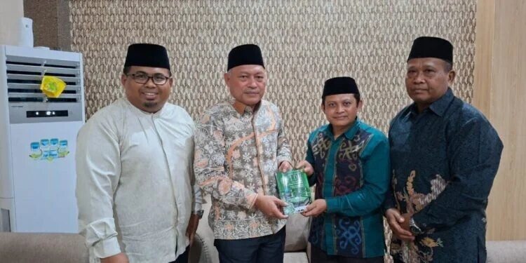 Ketua DPW LDII Maluku Utara, Nurhadi, mendampingi Cendekiawan Nahdlatul Ulama (NU) Ahmad Ali silaturahim dengan Wakil Gubernur Maluku Utara, Sarbin Sehe. Foto: LINES.