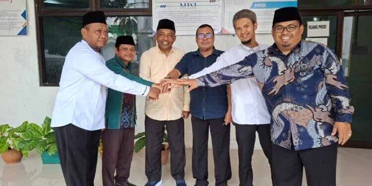 Ketua Majelis Ulama Indonesia (MUI) Provinsi Maluku Utara, Samlan Hi. Ahmad menerima silaturahim Cendekiawan Nahdlatul Ulama (NU) Ahmad Ali dan LDII. Foto: LINES.