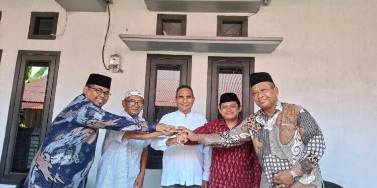 Cendekiawan Nahdlatul Ulama (NU) Ahmad Ali silaturahim ke kediaman Ketua Pimpinan Wilayah (PW) Muhammadiyah Maluku Utara, Ishak Jamaluddin. Foto: LINES.