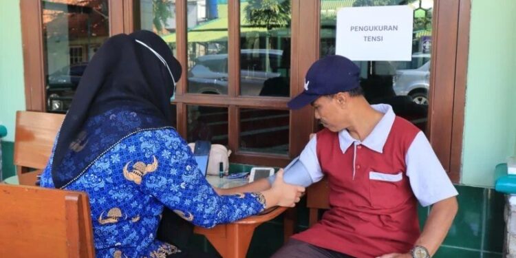 PC LDII Kecamatan Rancasari bekerja sama dengan Puskesmas Cipamokolan mengadakan pemeriksaan kesehatan gratis. Foto: LINES.