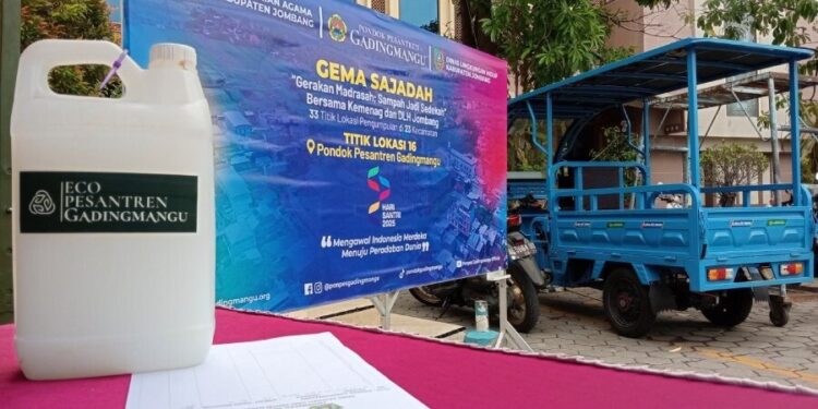 Pondok Pesantren (Ponpes) Gadingmangu, Kementrian Agama, dan Dinas Lingkungan Hidup (DLH) Kabupaten Jombang berkolaborasi dalam program Gema Sajadah. Foto: LINES.