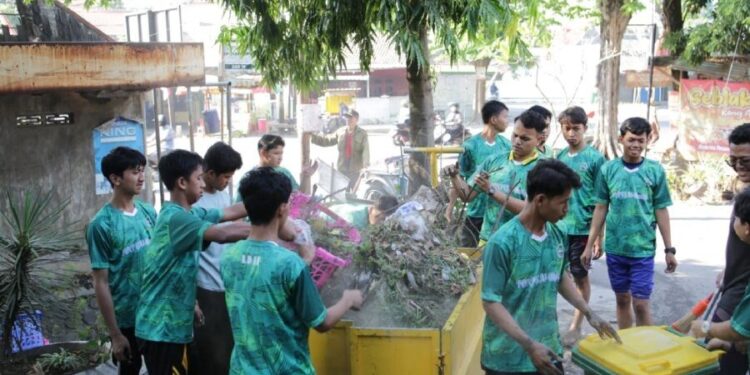 Santri Ponpes Al Ubaidah Kertosono kerja bakti membersihkan sampah di lingkungan sekitar pondok. Foto: LINES.