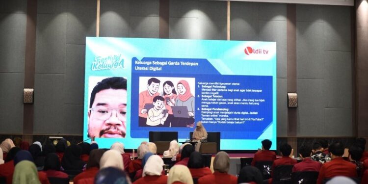 Ketua Tim Literasi Digital Masyarakat Umum Kepala Pusat Pengembangan Literasi Digital BPSDM Komdigi Rangga Adi Negara menjadi pembicara Festival Keluarga Departemen PPKK DPP LDII. Foto: LINES.