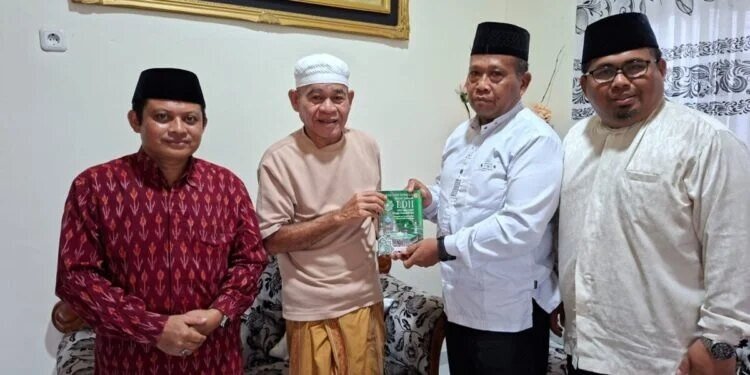 Ketua DPW LDII Maluku Utara, Nurhadi, bersama Cendekiawan Nahdlatul Ulama (NU) Ahmad Ali berkunjung ke kediaman Ketua Tanfidziyah Pengurus Wilayah Nahdlatul Ulama (PWNU) Maluku Utara. Foto: LINES.