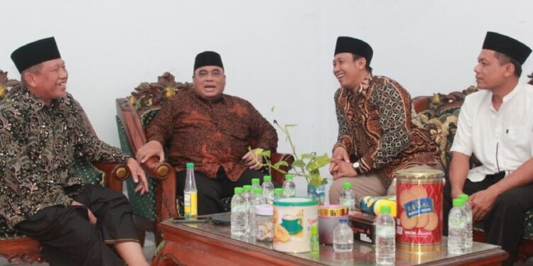 DPW LDII Jawa Timur bersama DPD LDII Jember mengunjungi kediaman Wakil Ketua Umum Majelis Ulama Indonesia (MUI) Jawa Timur, KH. Abd Halim Soebahar. Foto: LINES.