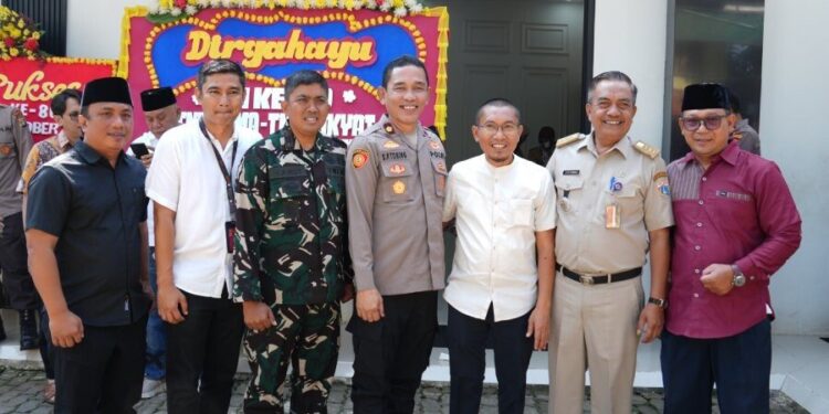 Pengurus Pondok Pesantren (Ponpes) Minhajurrosyidin menghadiri syukuran HUT TNI. Foto: LINES.