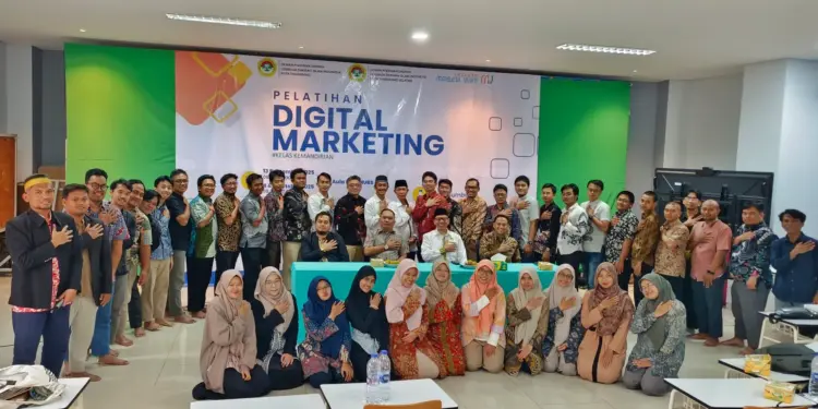 DPD LDII Kota Tangerang dan DPD LDII Kota Tangerang Selatan bekerja sama dengan Binus Center menggelar Pelatihan Digital Marketing di Aula Mamba’ul Ulum Boarding School, Pondok Aren, pada Minggu (5/10). Foto: LINES