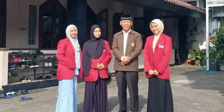 Pimpinan Cabang (PC) LDII Kecamatan Sukasari menerima kunjungan mahasiswi Fakultas Pendidikan Ilmu Pengetahuan Sosial Universitas Pendidikan Indonesia (UPI), Program Studi Ilmu Pendidikan Agama Islam, pada Senin (6/10). Foto: LINES