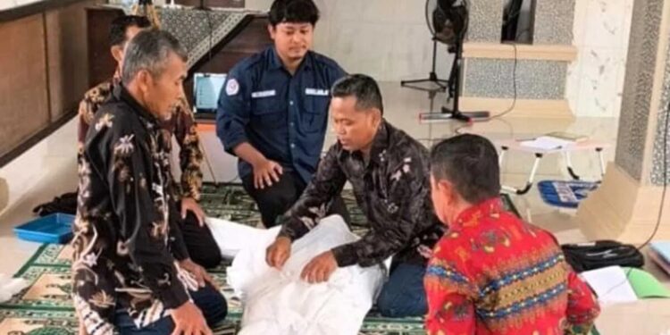 PC LDII Kecamatan Barong Tongkok, Kabupaten Kutai Barat, Kalimantan Timur, menggelar pengajian sekaligus praktek tata cara pengurusan jenazah pada Minggu (2/11). Foto: LINES