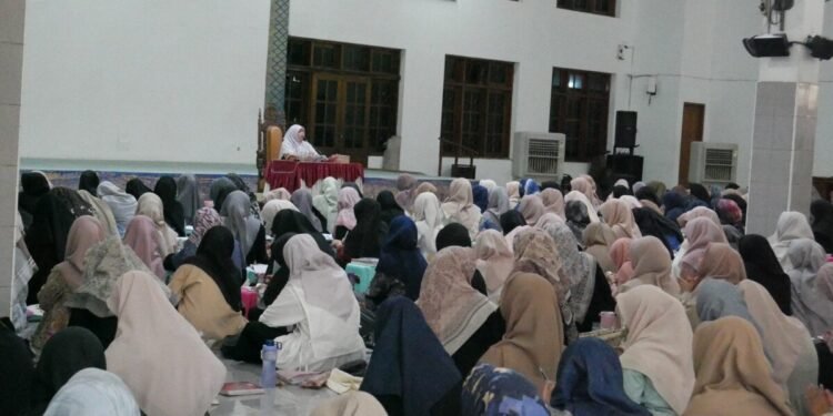 Guru para santri sedang mengajar. Foto: LINES