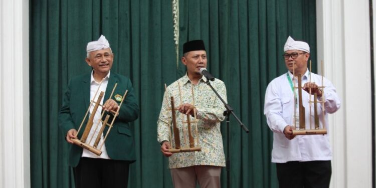Gubernur Provinsi Jawa Barat (Jabar) yang diwakili oleh Kepala Bidang Kewaspadaan Daerah Bakesbangpol, Khoirul Naim, membuka Musyawarah Wilayah (Muswil) IX LDII Jawa Barat. Foto: LINES.