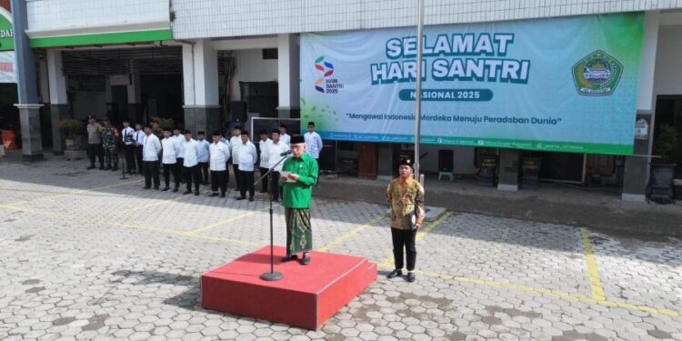 Pondok Pesantren (Ponpes) Al Ubaidah Kertosono, Nganjuk, Jawa Timur menggelar upacara memperingati Hari Santri Nasional. Foto: LINES.