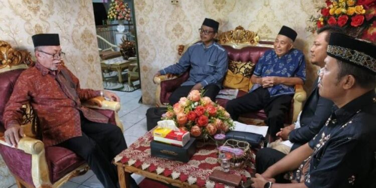 Pengurus DPW LDII Provinsi Sulawesi Utara (Sulut) silaturahim dengan Ketua MUI Sulut, KH Abdul Wahab Abdul Ghofur. Foto: LINES.