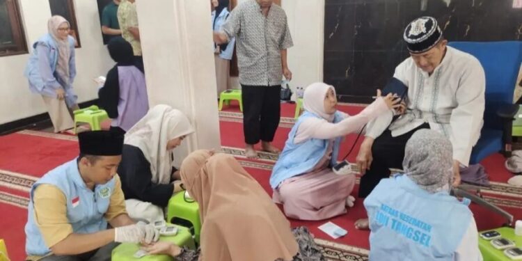 DPD LDII Kota Tangerang Selatan menggelar skrining kesehatan lansia tahun 2025 di Masjid Baitussalam, Pondok Cabe Udik, Pamulang. Foto: LINES.
