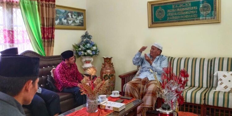 Cendekiawan Muslim Nahdlatul Ulama Ahmad Ali MD silaturahim ke kediaman tokoh agama Gorontalo, KH Burhanuddin Umar. Kunjungannya tersebut untuk meneliti perkembangan keorganisasian Islam di Gorontalo, Senin (1/12). Foto: LINES
