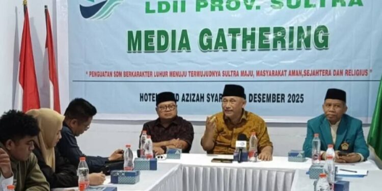 Ketua Umum DPP LDII KH Chriswanto Santoso dan Sekretaris Umum Dody Taufiq Wijaya didampingi Ketua DPW LDII Sultra La Ode Kadir saat menggelar media gathering. Foto: LINES.