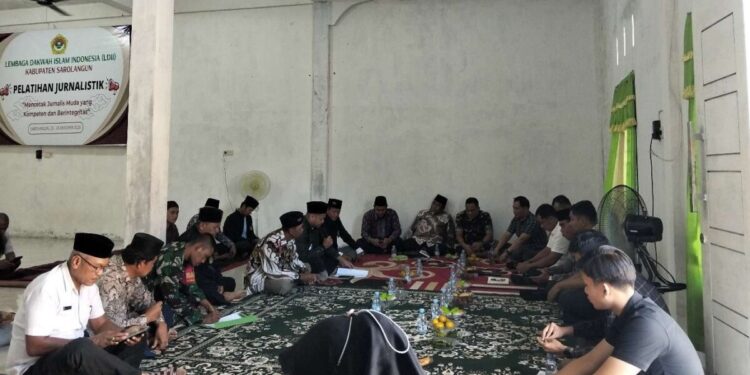 Kunjungan Kejari Sarolangun ke warga LDII Sarolangun bersama tim Pengawasan Aliran Kepercayaan dan Keagamaan (Pakem) di kantor DPD LDII Sarolangun, Jambi, pada Rabu (26/11). Foto: LINES
