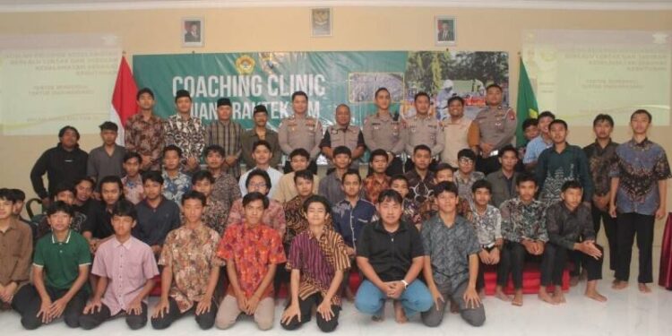 Satlantas Polres Jember bersama LDII menggelar coaching clinic untuk Ujian Praktek SIM. Foto: LINES.