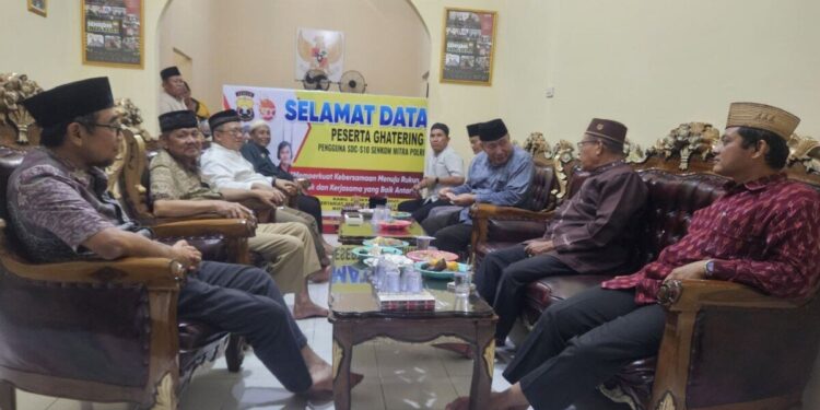 Cendekiawan Muslim Ahmad Ali MD silaturahim dengan Dekan Fakultas Dakwah dan Ilmu Komunikasi (FDIK) UIN Raden Intan, Abdul Syukur. Foto: LINES.