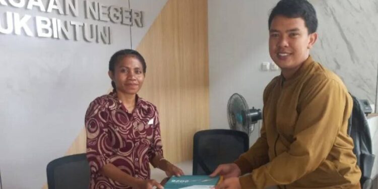 PC LDII Teluk Bintuni membangun komunikasi dengan para stakeholder melalui penyebaran Majalah Nuansa Persada. Foto: LINES.