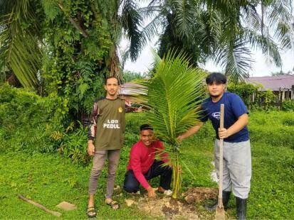 Pemuda LDII Kota Langsa menghelat aksi tanam pohon. Foto: LINES.
