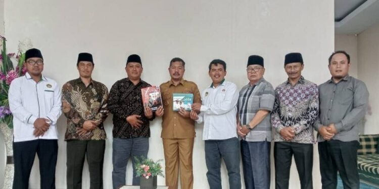 DPD LDII Kerinci silaturrahim dengan Bupati Kerinci, Monadi, di kantor Bupati. Foto: LINES.