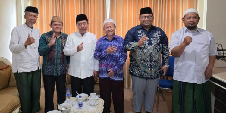 Jajaran pengurus DPW LDII Provinsi Sulawesi Tengah silaturahim ke Kantor Pengurus Besar (PB) Alkhairaat di Kota Palu. Kunjungan diterima Ketua Umum PB Alkhairaat Mohsen Aliydrus di ruangannya Jalan Sis Al-Jufri Kota Palu, Selasa (20/1). Foto: LINES