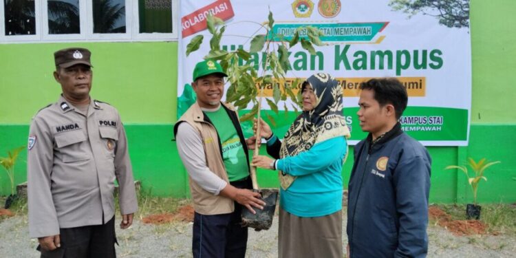 DPW LDII Kalimantan Barat berkolaborasi dengan Sekolah Tinggi Agama Islam (STAI) Mempawah menghelat kegiatan yang bertajuk Hijaukan Kampus, Dakwah Ekologis Merawat Bumi. Foto: LINES
