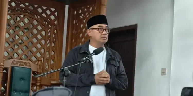 Wali Kota Bandung, Muhammad Farhan melaksanakan salat Jumat di Masjid Baitul Mustajab naungan PC LDII Kecamatan Rancasari. Foto: LINES