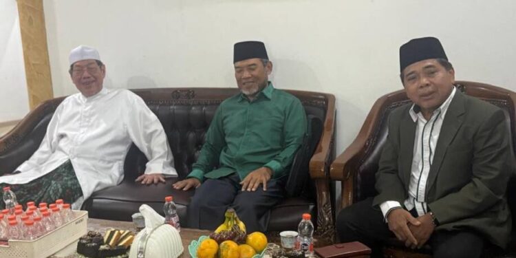 Pengurus DPW LDII Provinsi DKI Jakarta berkunjung ke kediaman Ketua Majelis Syuro DPP FPI. Foto: LINES.