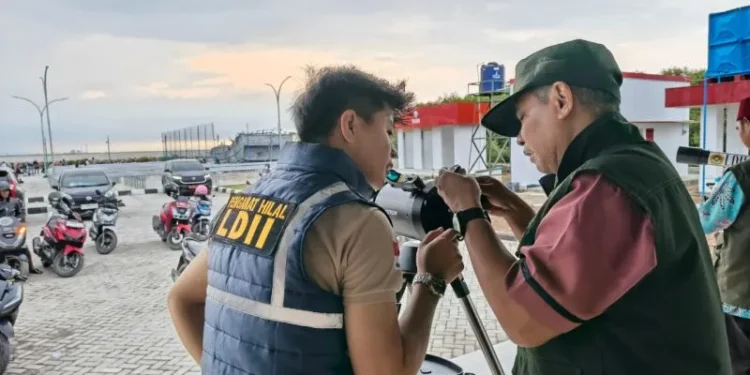 DPD LDII Jawa Barat mengikuti pengamatan hilal untuk menentukan awak Bulan Ramadan 1447 H. Pengamatan hilal dilakukan di Pantai Gebang Mekar, Kabupaten Cirebon, pada Selasa (17/2). Foto: LINES