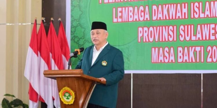 Ketua Umum DPP LDII KH Chriswanto Santoso melantik pengurus DPW LDII Sulawesi Tenggara. Foto: LINES.