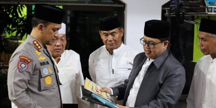 Direktorat Pembinaan Masyarakat (Binmas) Polda Bengkulu melaksanakan tarawih keliling di Ponpes Al Huda, kompleks DPW LDII Bengkulu. foto: LINES.