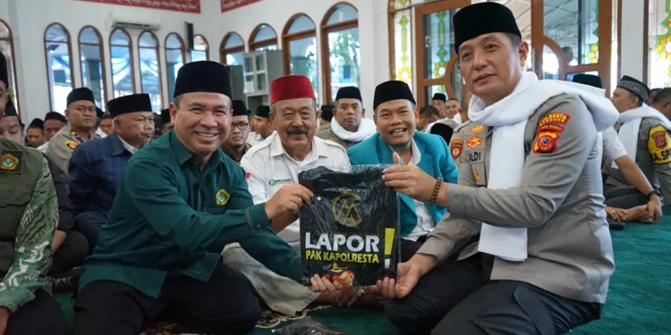 DPD LDII Kabupaten Bandung, Didin Suyadi Menerima Merchandise dari Kombes Pol Aldi. Foto: LINES