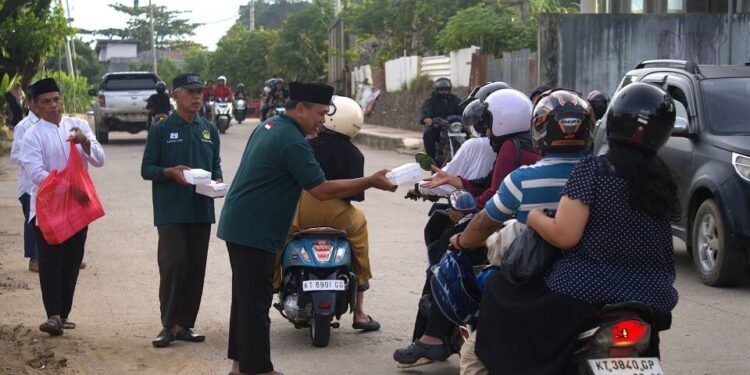 DPD LDII Berau menggelar bagi-bagi takjil di depan sekretariat DPD LDII Kabupaten Berau. Foto: LINES.