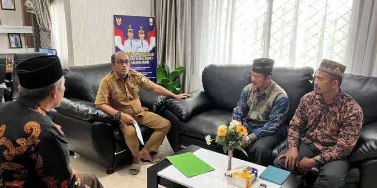 PC LDII Jambi Luar Kota (Jaluko) silaturahim dengan Camat dan KUA Jaluko. Foto: LINES.