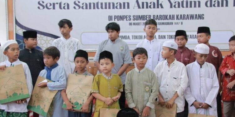 Pondok Pesantren Sumber Barokah, Karawang, Jawa Barat menggelar buka puasa bersama yang dirangkaikan dengan santunan anak yatim dan dhuafa. Foto: LINES.