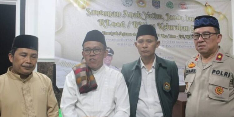 PC LDII Kecamatan Limo bersama pengurus Ponpes Bina Indonesia Gemilang menggelar santunan yatim dan dhuafa. Foto: LINES.