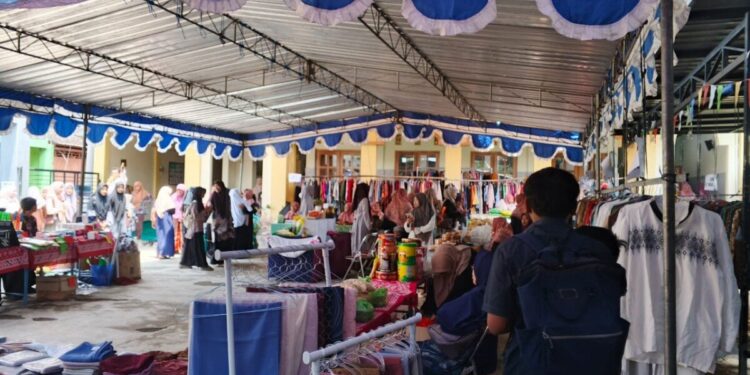PC LDII Kecamatan Ngawen, Kabupaten Klaten, menggelar bazar pasar murah untuk membantu masyarakat kurang mampu. Foto: LINES