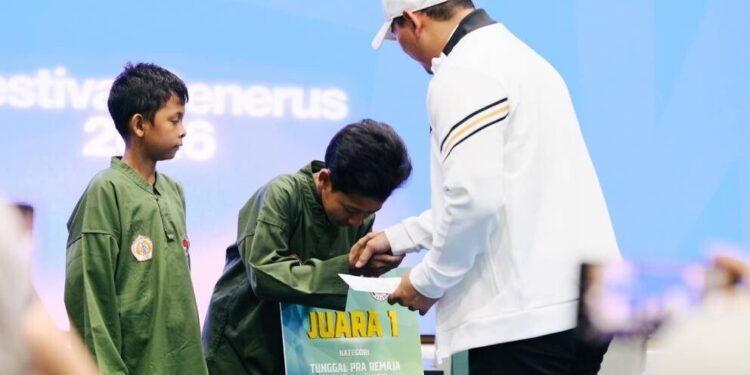 Ketua Bidang Prestasi Pengurus Besar (PB) Persinas ASAD, Eka Yulianto mengajak para atlet yang berlaga pada Festival Pencak Silat Persinas ASAD. Foto: LINES.