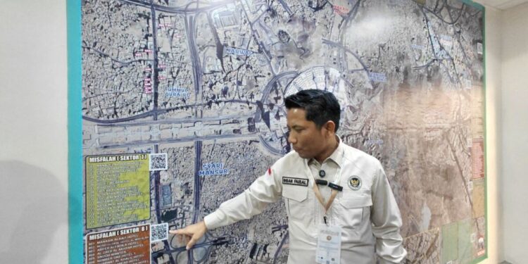 Kadaker) Makkah, Ihsan Faisal, memaparkan peta akomodasi jemaah haji Indonesia tahun 1447 H/2026 M yang tersebar dalam 5 wilayah. Foto: MCH 2026