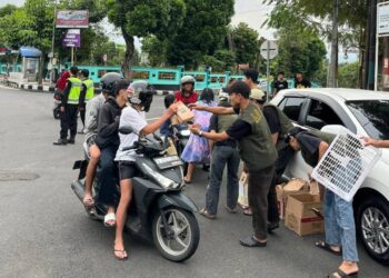 Remaja LDII Magelang Bagikan 300 Takjil Berdayakan UMKM Lokal