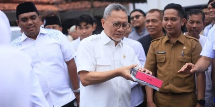 Menteri Koordinator Bidang Pangan Zulkifli Hasan mengunjungi Pondok Pesantren (Ponpes) KH Zaenal Asyikin, Pemalang. Foto: LINES.