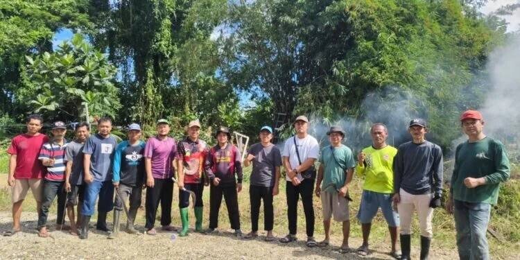 LDII Kalisemen bekerja bakti merawat aset yayasan bersama. Foto: LINES.