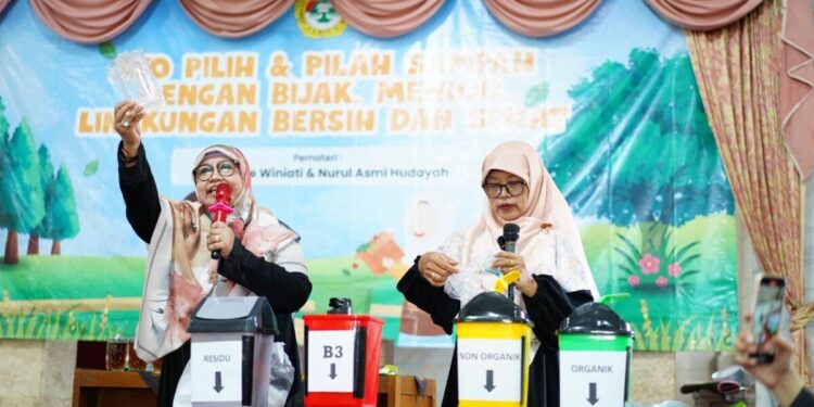Biro Pemberdayaan Perempuan dan Kesejahteraan Keluarga (PPKK) DPW LDII Provinsi Bali menggelar sosialisasi pemilahan sampah. Foto: LINES.