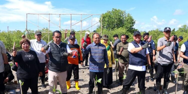 Dirjen Polpum Kemendagri Akmal Malik bersama Gubernur Bali I Wayan Koster dan generasi muda LDII melakukan penanaman mangrove. Foto: LINES.