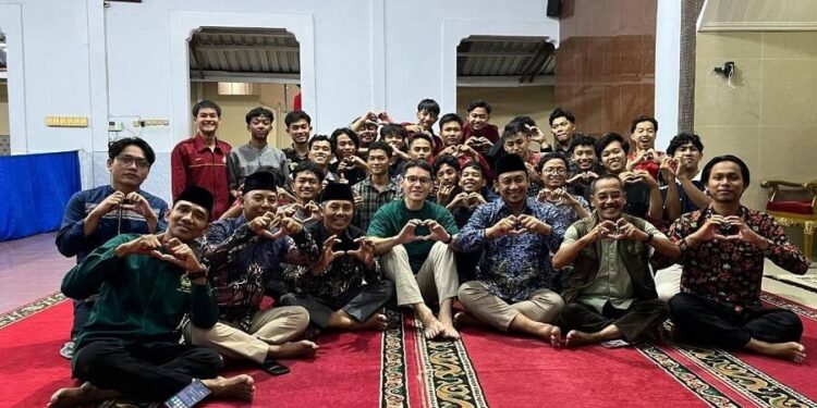 Ben Kasyafani mengunjungi santri dan mahasiswa Pondok Pesantren Syafiurrohman, naungan DPD LDII Kabupaten Jember. Foto: LINES.