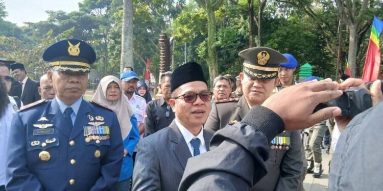 DPD LDII Kabupaten Bandung menghadiri upacara pengibaran bendera di Lapangan Upakarti. Foto: LINES.